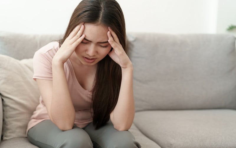 Young women have severe headaches from migraines
